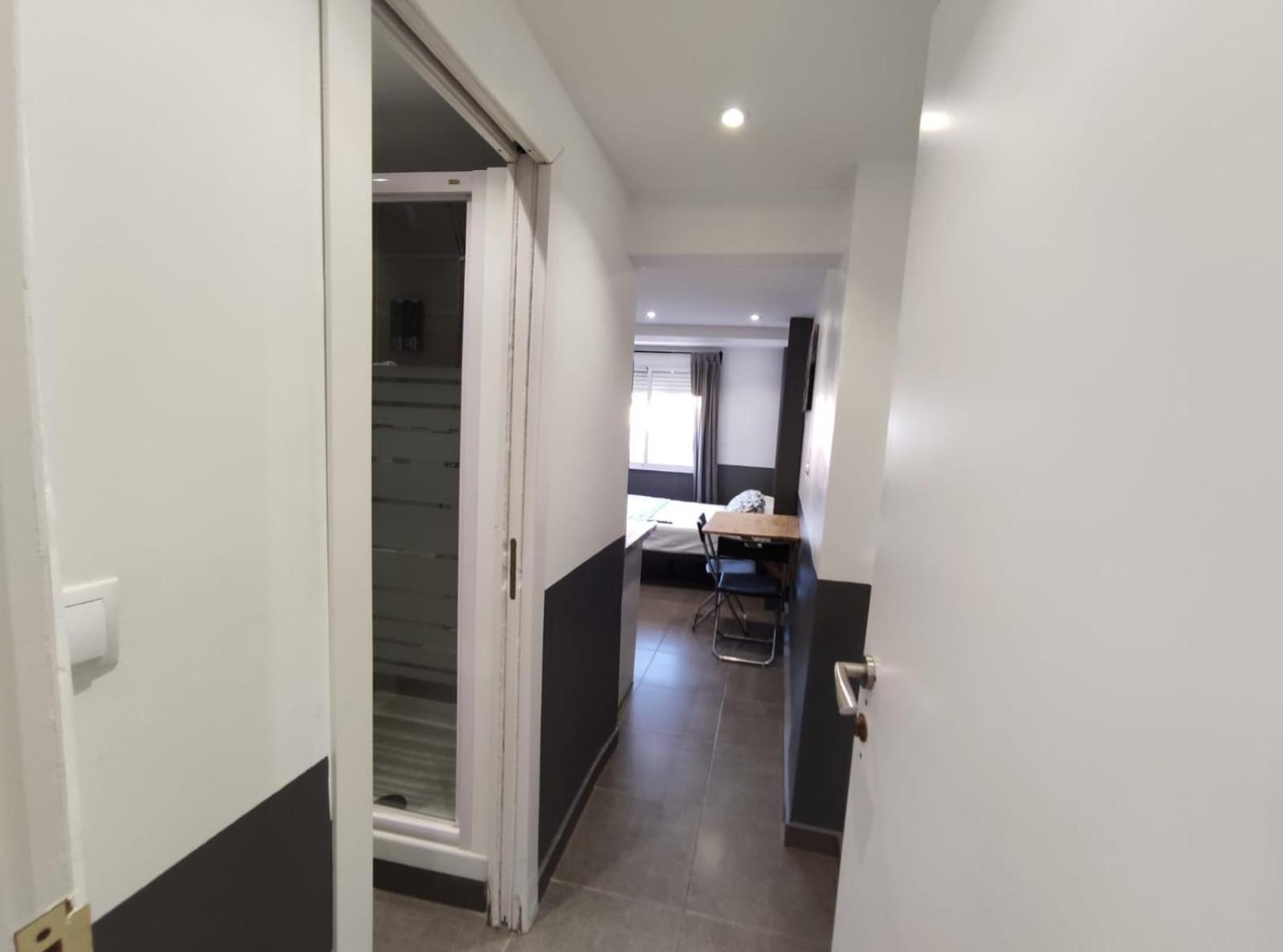 Estudios Hl Frente Al Metro Barcelona-Aeropuerto L'Hospitalet de Llobregat Buitenkant foto